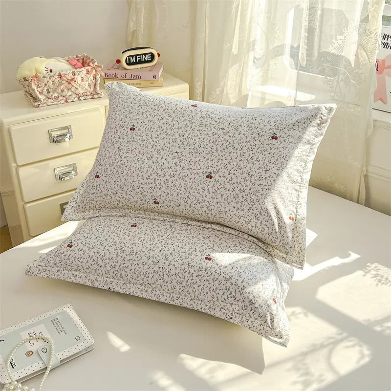 1/2Pcs Soft Skin‑Friendly Single‑Layer Pillowcases, Cloud‑Like Soft Cloud‑Cotton Feel, Floral Background With Cute Animal Motifs, Minimalist Elegant Design, Machine Washable All‑Season Bedding, Pillow Inserts Not Included, Bedding Essentials