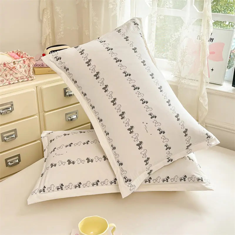 1/2Pcs Soft Skin‑Friendly Single‑Layer Pillowcases, Cloud‑Like Soft Cloud‑Cotton Feel, Floral Background With Cute Animal Motifs, Minimalist Elegant Design, Machine Washable All‑Season Bedding, Pillow Inserts Not Included, Bedding Essentials