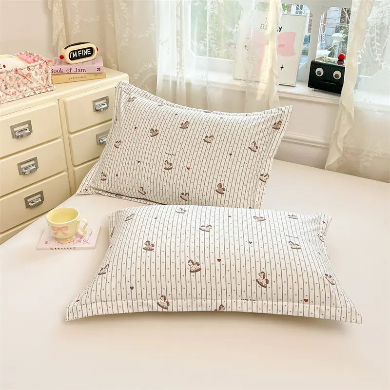 1/2Pcs Soft Skin‑Friendly Single‑Layer Pillowcases, Cloud‑Like Soft Cloud‑Cotton Feel, Floral Background With Cute Animal Motifs, Minimalist Elegant Design, Machine Washable All‑Season Bedding, Pillow Inserts Not Included, Bedding Essentials
