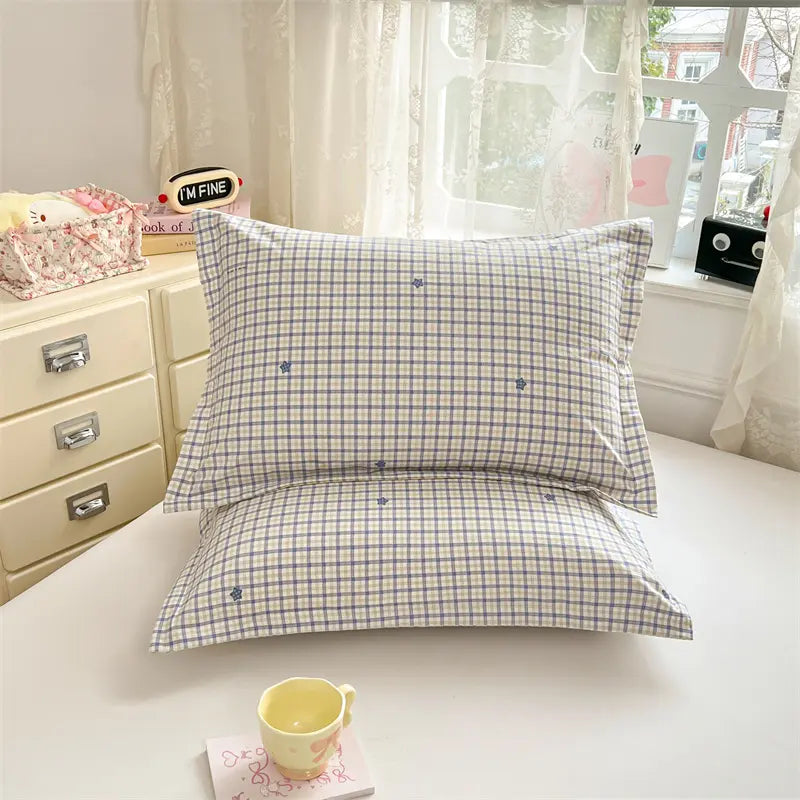 1/2Pcs Soft Skin‑Friendly Single‑Layer Pillowcases, Cloud‑Like Soft Cloud‑Cotton Feel, Floral Background With Cute Animal Motifs, Minimalist Elegant Design, Machine Washable All‑Season Bedding, Pillow Inserts Not Included, Bedding Essentials