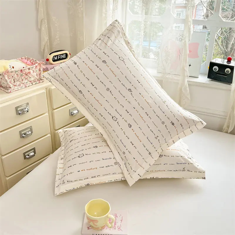 1/2Pcs Soft Skin‑Friendly Single‑Layer Pillowcases, Cloud‑Like Soft Cloud‑Cotton Feel, Floral Background With Cute Animal Motifs, Minimalist Elegant Design, Machine Washable All‑Season Bedding, Pillow Inserts Not Included, Bedding Essentials