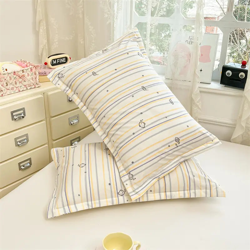 1/2Pcs Soft Skin‑Friendly Single‑Layer Pillowcases, Cloud‑Like Soft Cloud‑Cotton Feel, Floral Background With Cute Animal Motifs, Minimalist Elegant Design, Machine Washable All‑Season Bedding, Pillow Inserts Not Included, Bedding Essentials