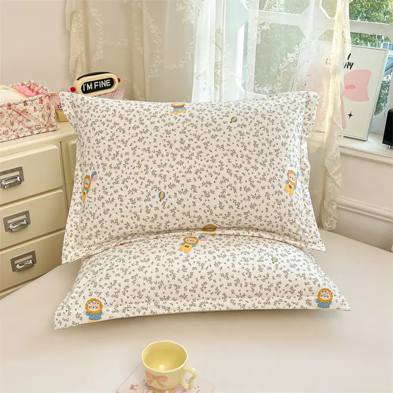 1/2Pcs Soft Skin‑Friendly Single‑Layer Pillowcases, Cloud‑Like Soft Cloud‑Cotton Feel, Floral Background With Cute Animal Motifs, Minimalist Elegant Design, Machine Washable All‑Season Bedding, Pillow Inserts Not Included, Bedding Essentials