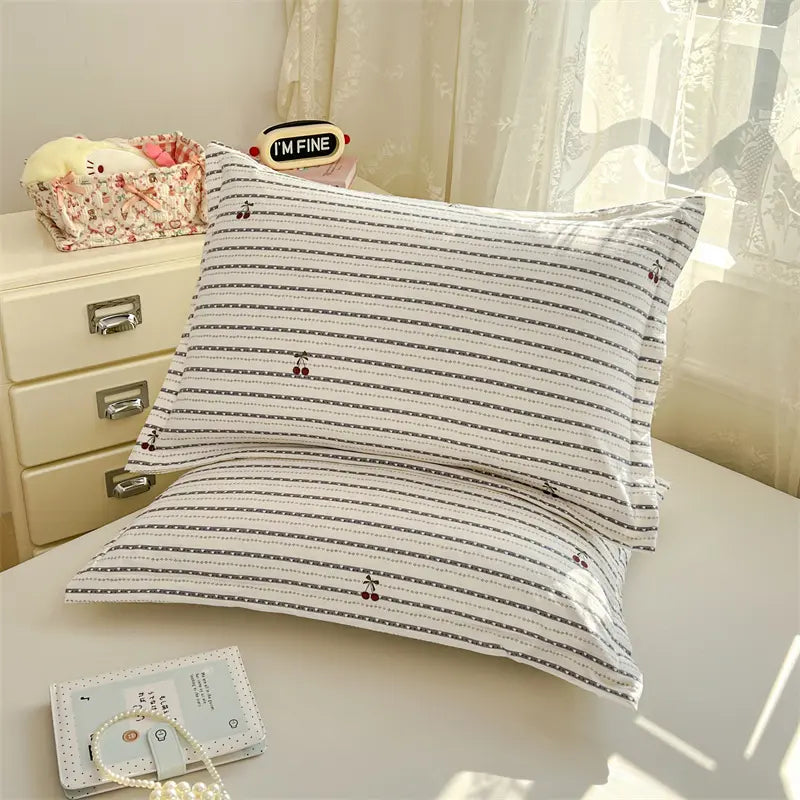 1/2Pcs Soft Skin‑Friendly Single‑Layer Pillowcases, Cloud‑Like Soft Cloud‑Cotton Feel, Floral Background With Cute Animal Motifs, Minimalist Elegant Design, Machine Washable All‑Season Bedding, Pillow Inserts Not Included, Bedding Essentials