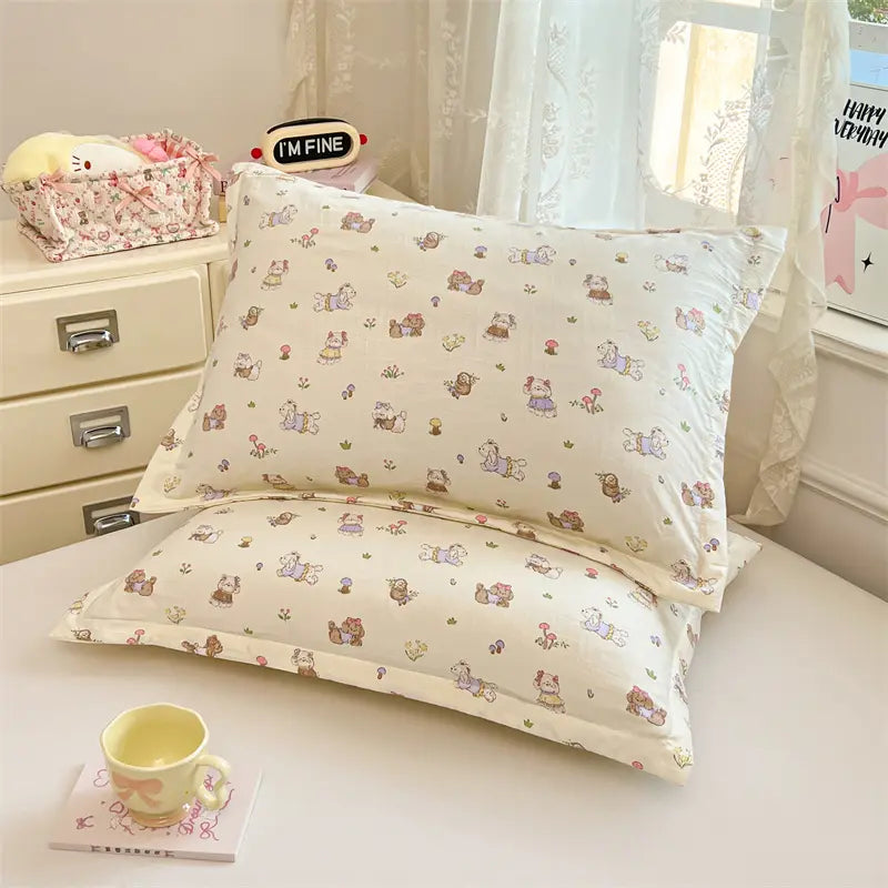 1/2Pcs Soft Skin‑Friendly Single‑Layer Pillowcases, Cloud‑Like Soft Cloud‑Cotton Feel, Floral Background With Cute Animal Motifs, Minimalist Elegant Design, Machine Washable All‑Season Bedding, Pillow Inserts Not Included, Bedding Essentials